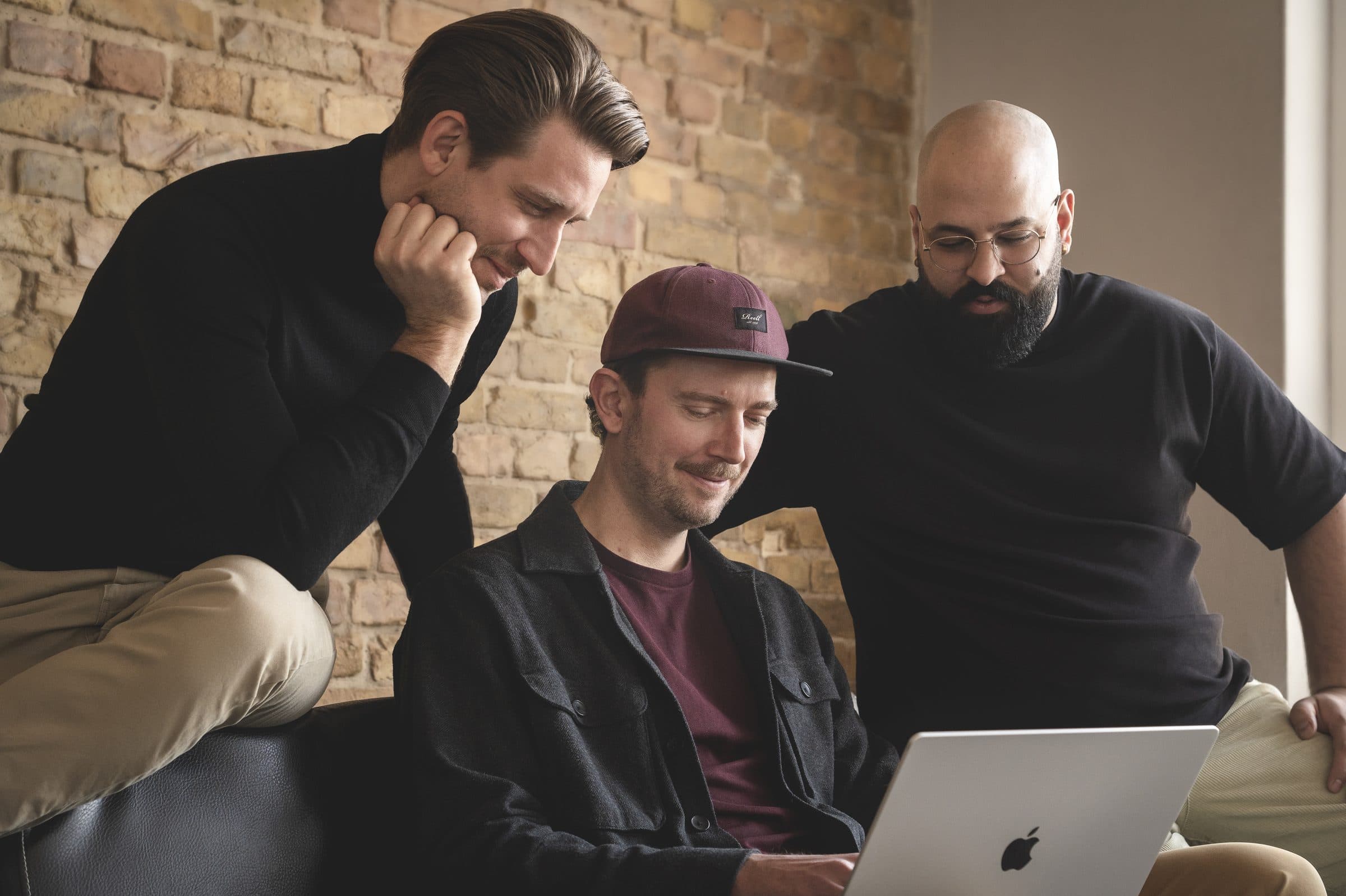 Marcus Schwindt und Manuel Dengler mit einem Kunden im Workshop am Laptop